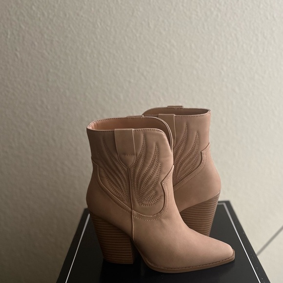 Qupid Women’s Booties 
Size: 6 - Picture 2 of 7